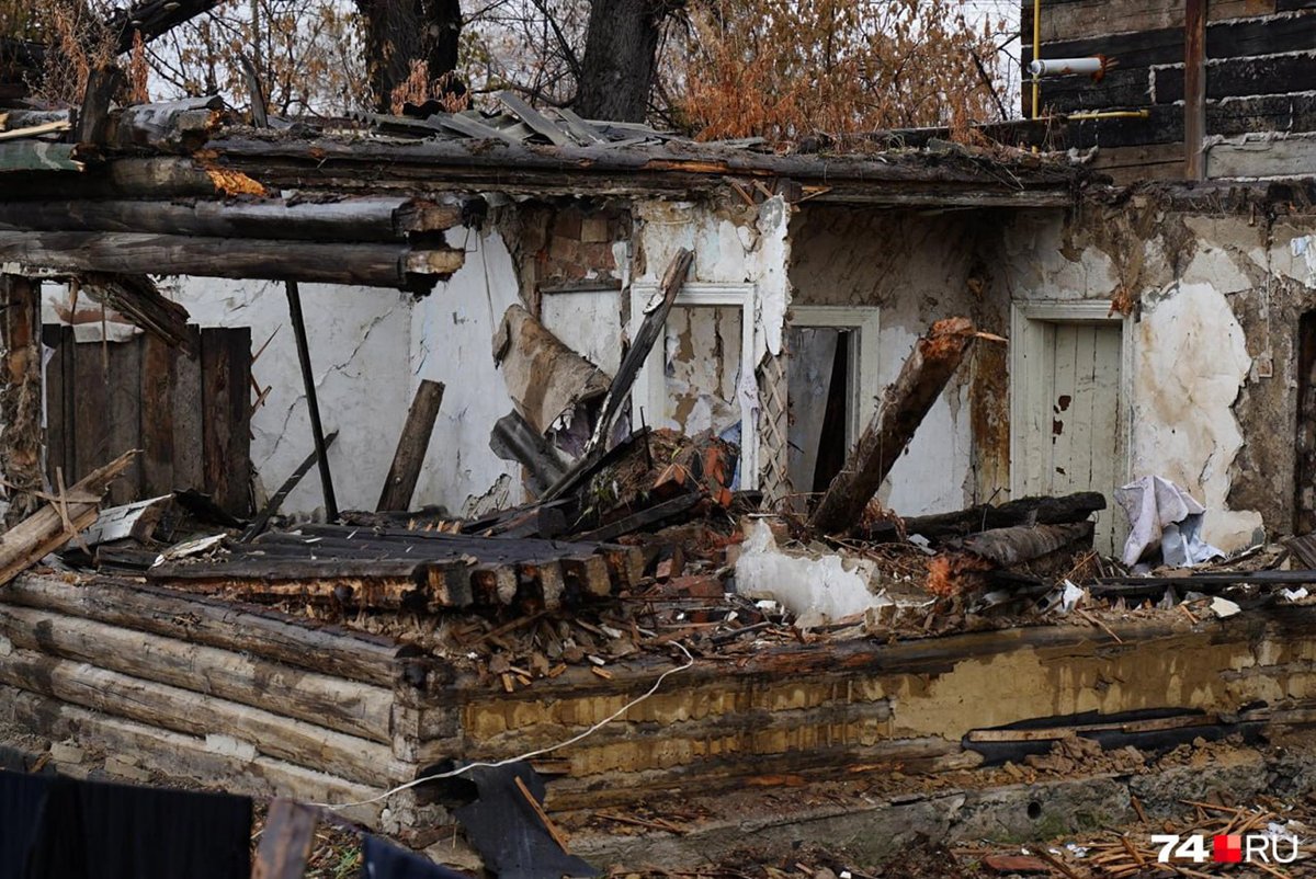 Сгоревший после поджога дом. Фото: 74.ru