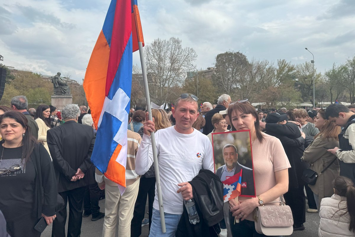 Лилия с мужем держат флаг Нагорного Карабаха и плакат с Варданяном, 29 марта 2025 года. Фото: Варужан Саргсян / специально для «Новой-Европа»