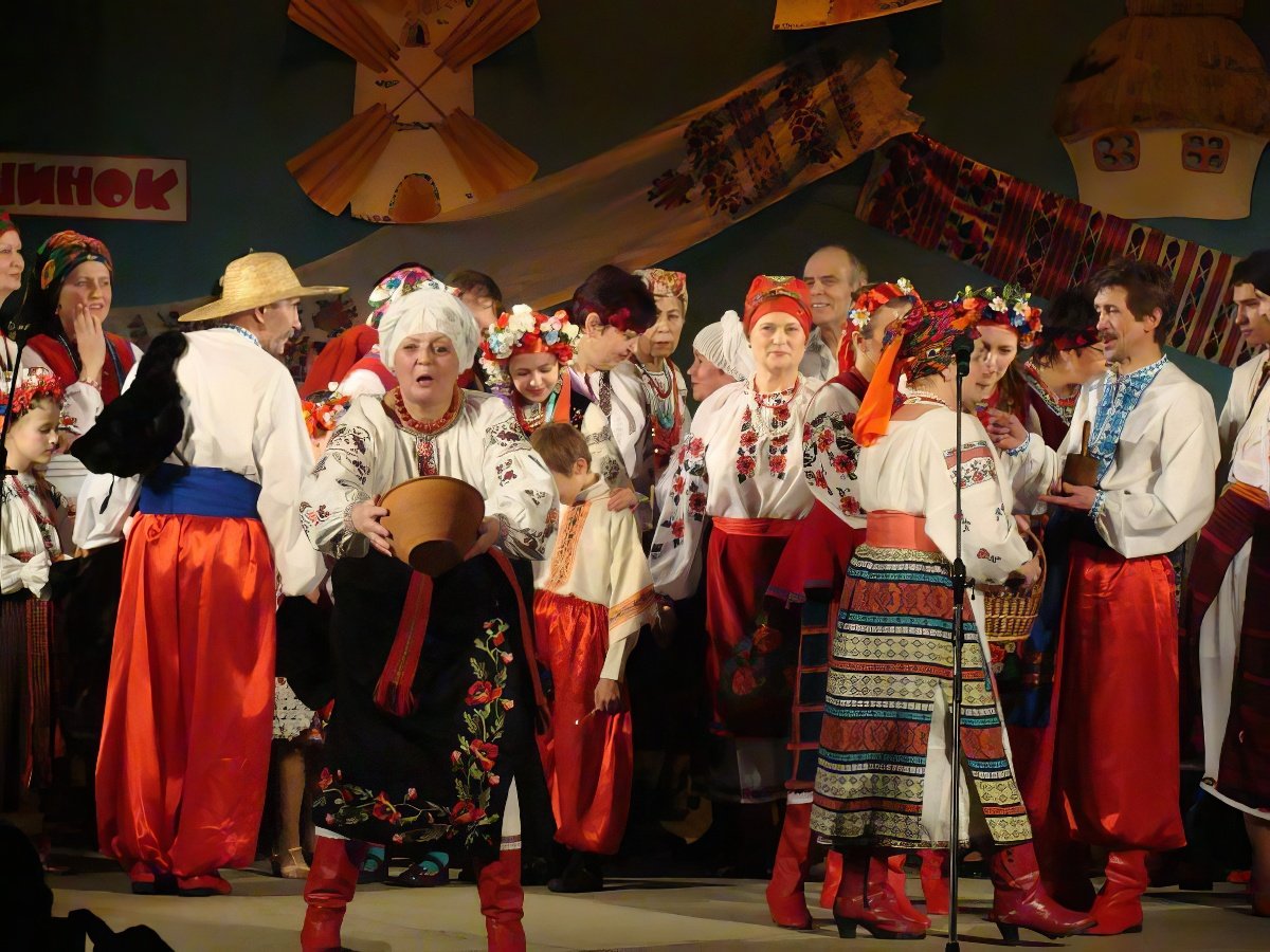 Выступление на сцене фольклорного коллектива «Лелеки» всегда вызывало восторг в зале. Наталья на первом плане, с макитрой. Фото из личного архива Н.Литвиненко-Орловой