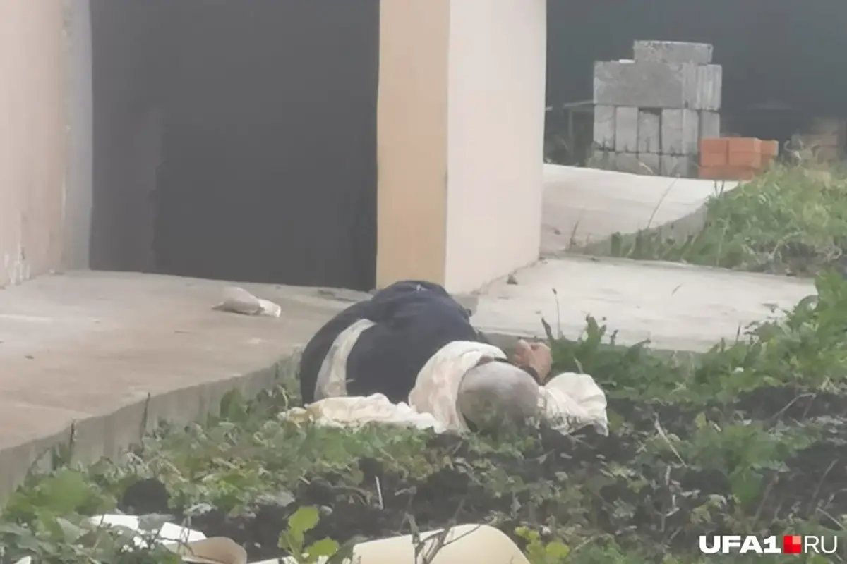 Тело 81-летнего постояльца, который пытался сбежать из пансионата «Моя семья». Фото: UFA1.RU