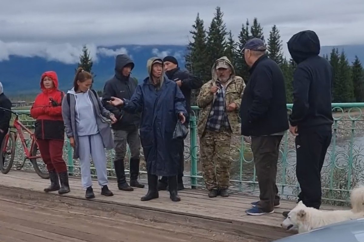 Жители села Сайлыг, перекрывшие мост, Тыва, 6 сентября 2025 года. Фото: Сибирский Экспресс / Telegram