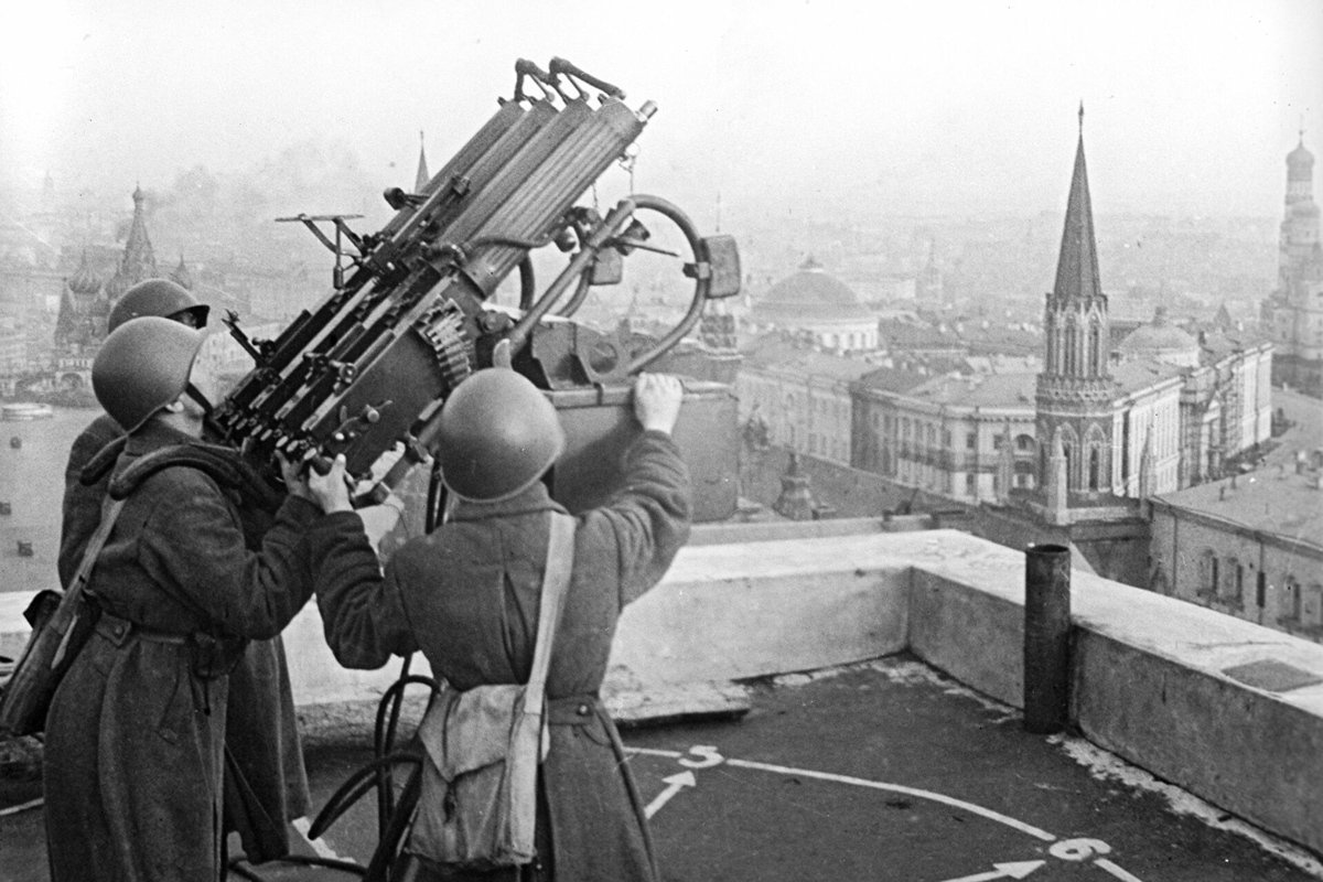 Советские зенитчики на крыше гостиницы «Москва».
Олег Кнорринг / RIA Novosti archive / Wikimedia.org (CC-BY-SA 3.0)