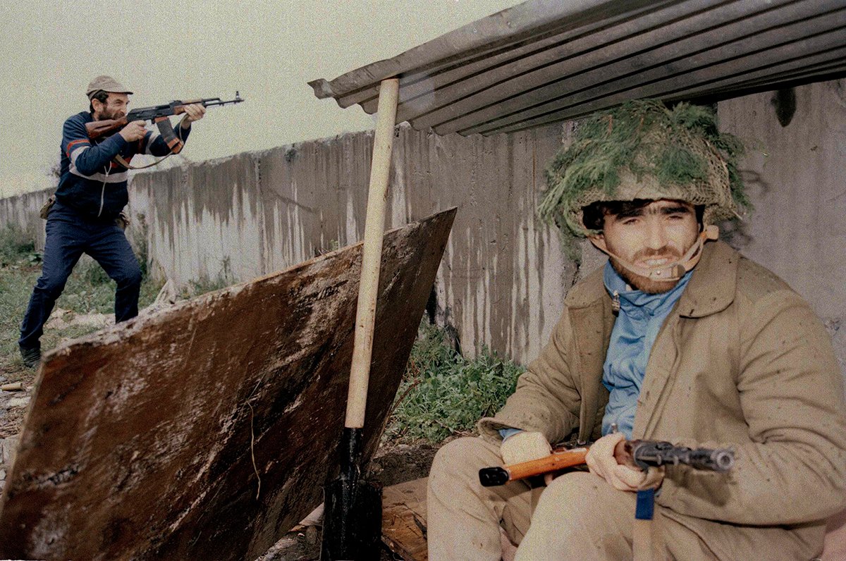 Грузинские добровольцы держат позицию, обстреливаемую абхазскими сепаратистами в Эшере, недалеко от столицы Абхазии Сухуми, 12 октября 1992 года. Фото: AP / Scanpix / LETA