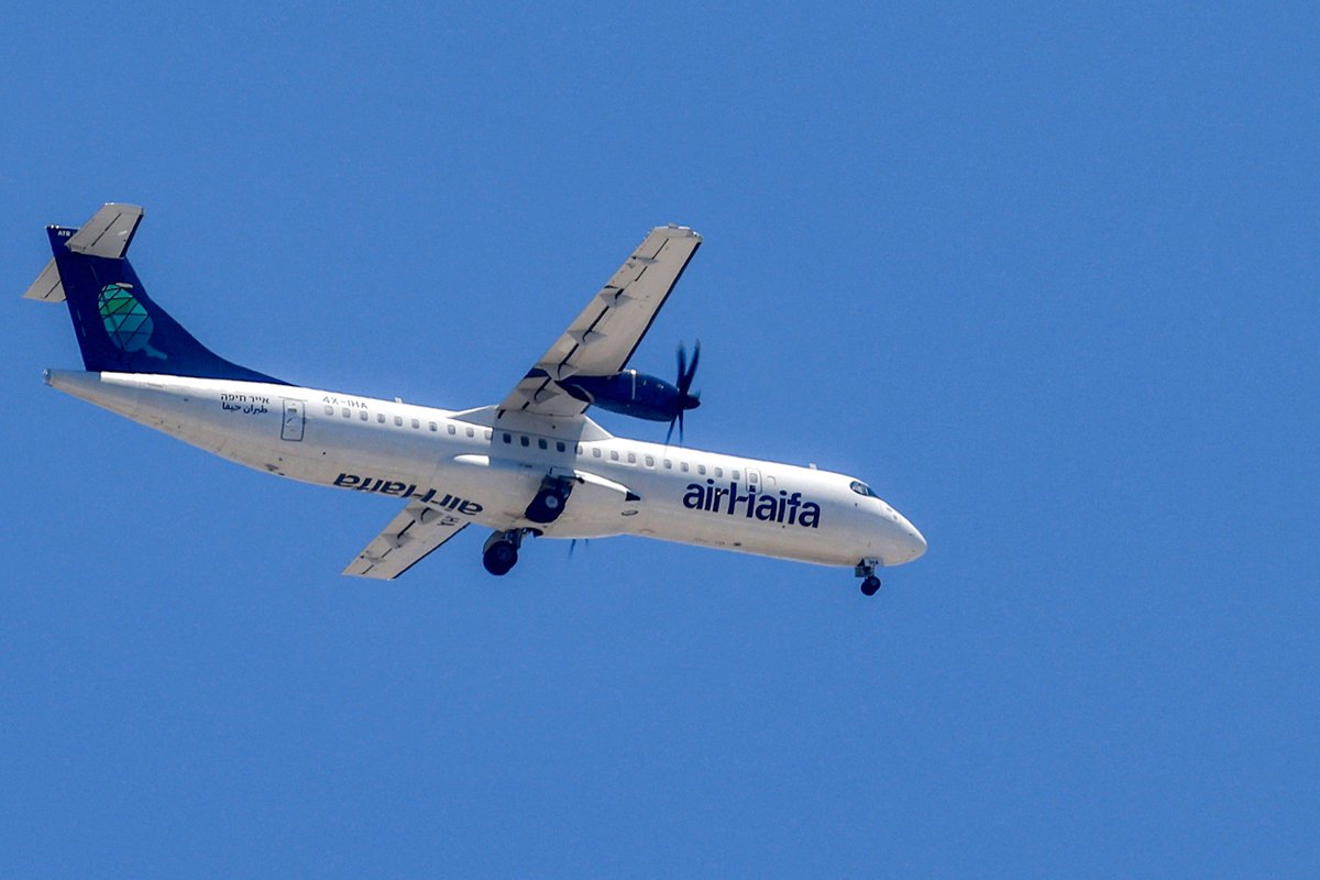 Израильский пассажирский самолёт готовится к посадке в аэропорту Хайфы, Израиль, 19 июня 2025 года. Фото: Jalaa Marey / AFP / Scanpix / LETA