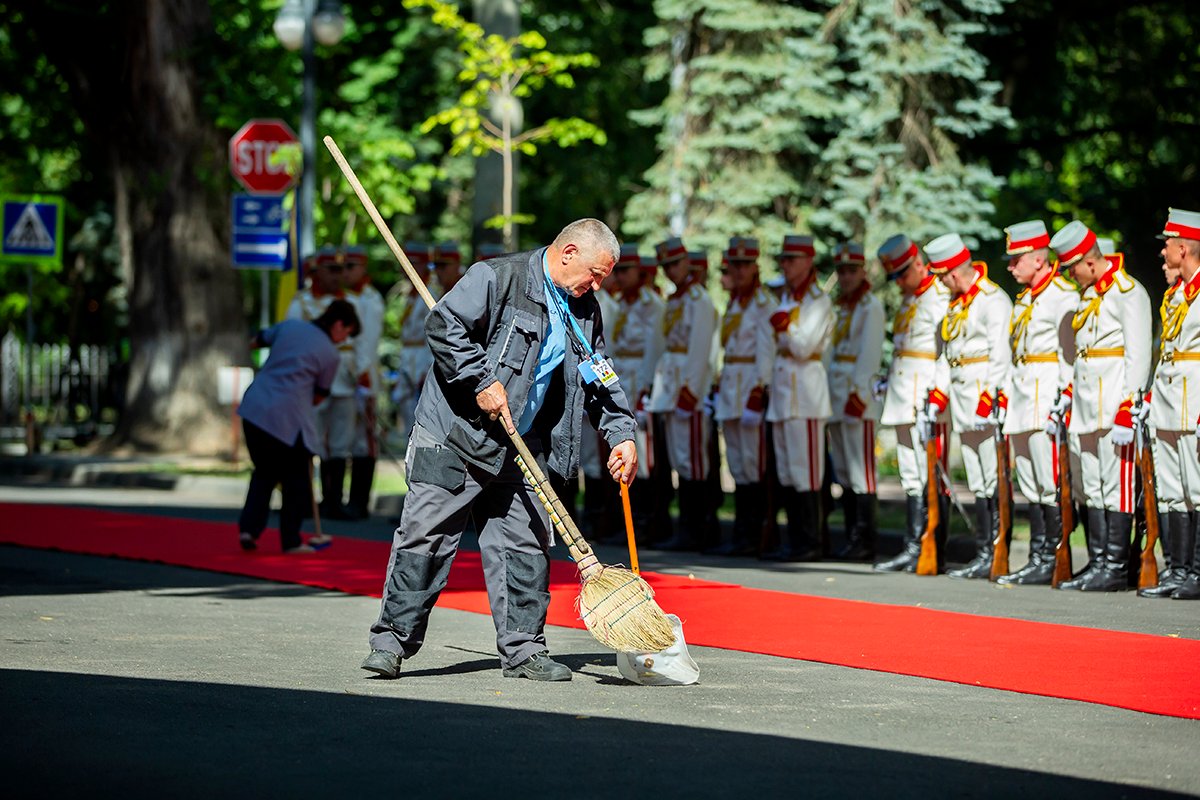 Перед резиденцией во время заключительных приготовлений к саммиту ЕС-Молдова. Фото: Dumitru Doru / EPA