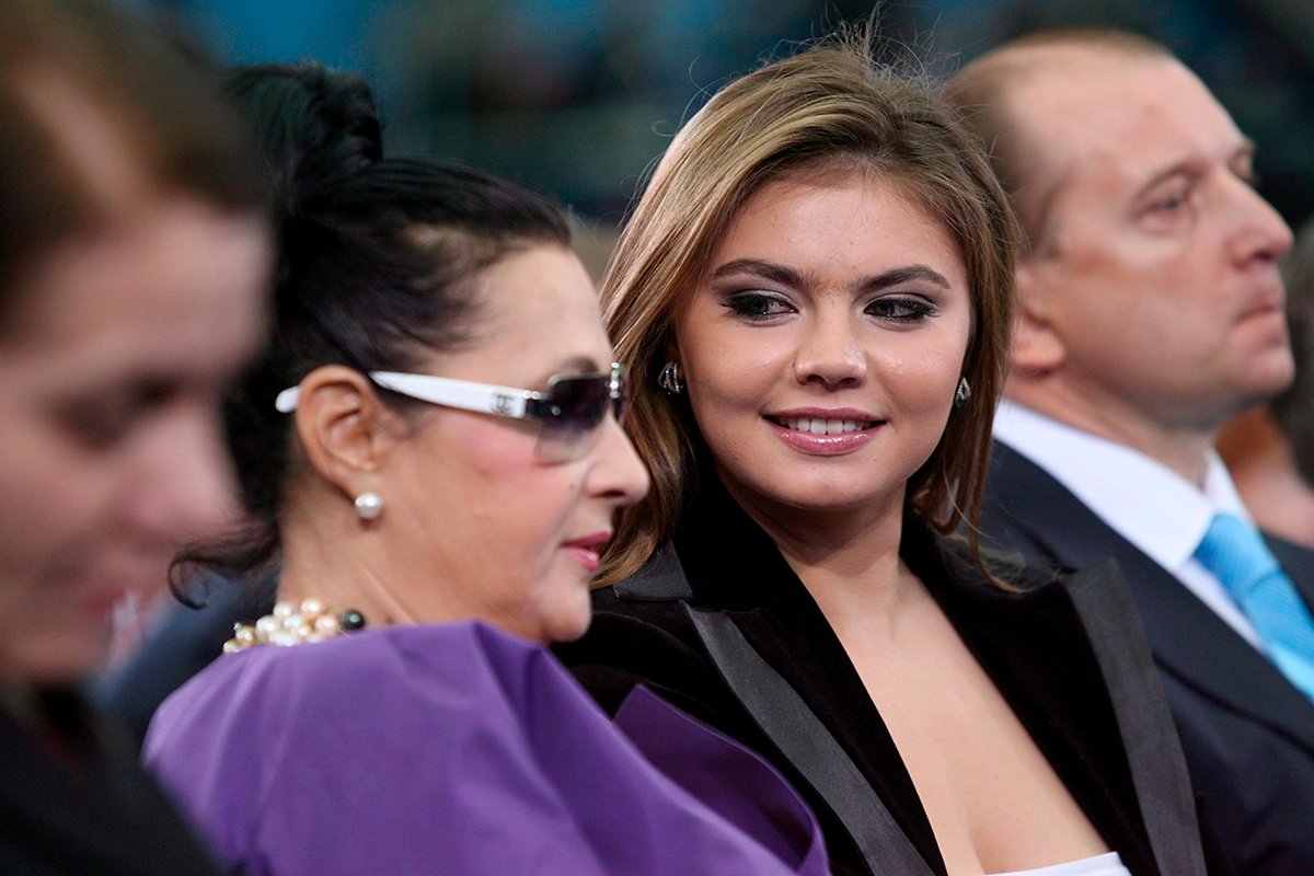 Алина Кабаева и Ирина Винер перед открытием съезда партии Единой России в Москве, Россия, 14 апреля 2008 года. Фото: Сергей Чириков / EPA