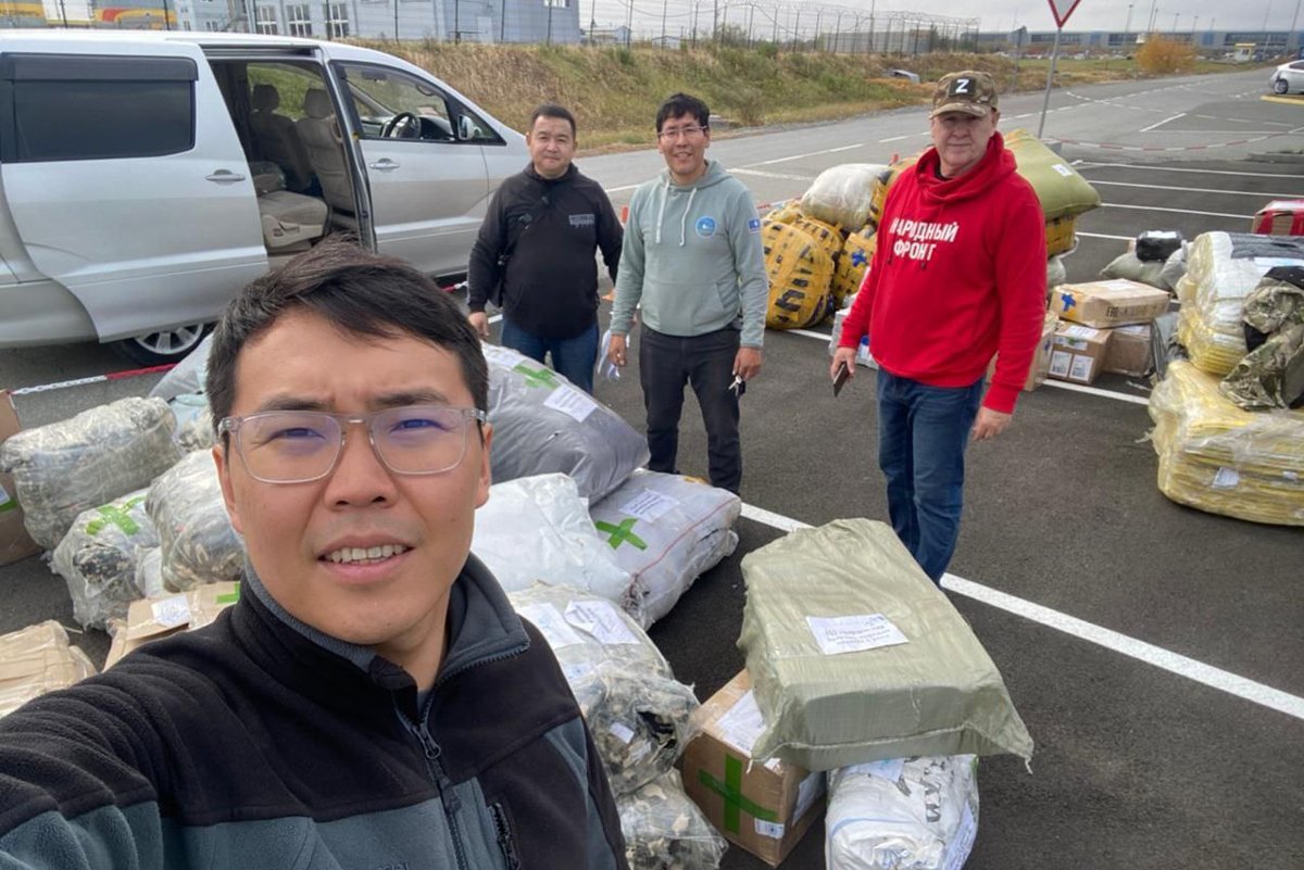 Айыл Дьулурха на фоне груза с гуманитарной помощью, октябрь 2022 года. Фото: @AyilDjulurha / Telegram