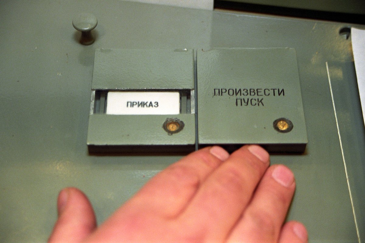 Вид на кнопку пуска в пункте управления межконтинентальными баллистическими ракетами, 21 марта 1992 года. Фото: Владимир Гердо / EPA
