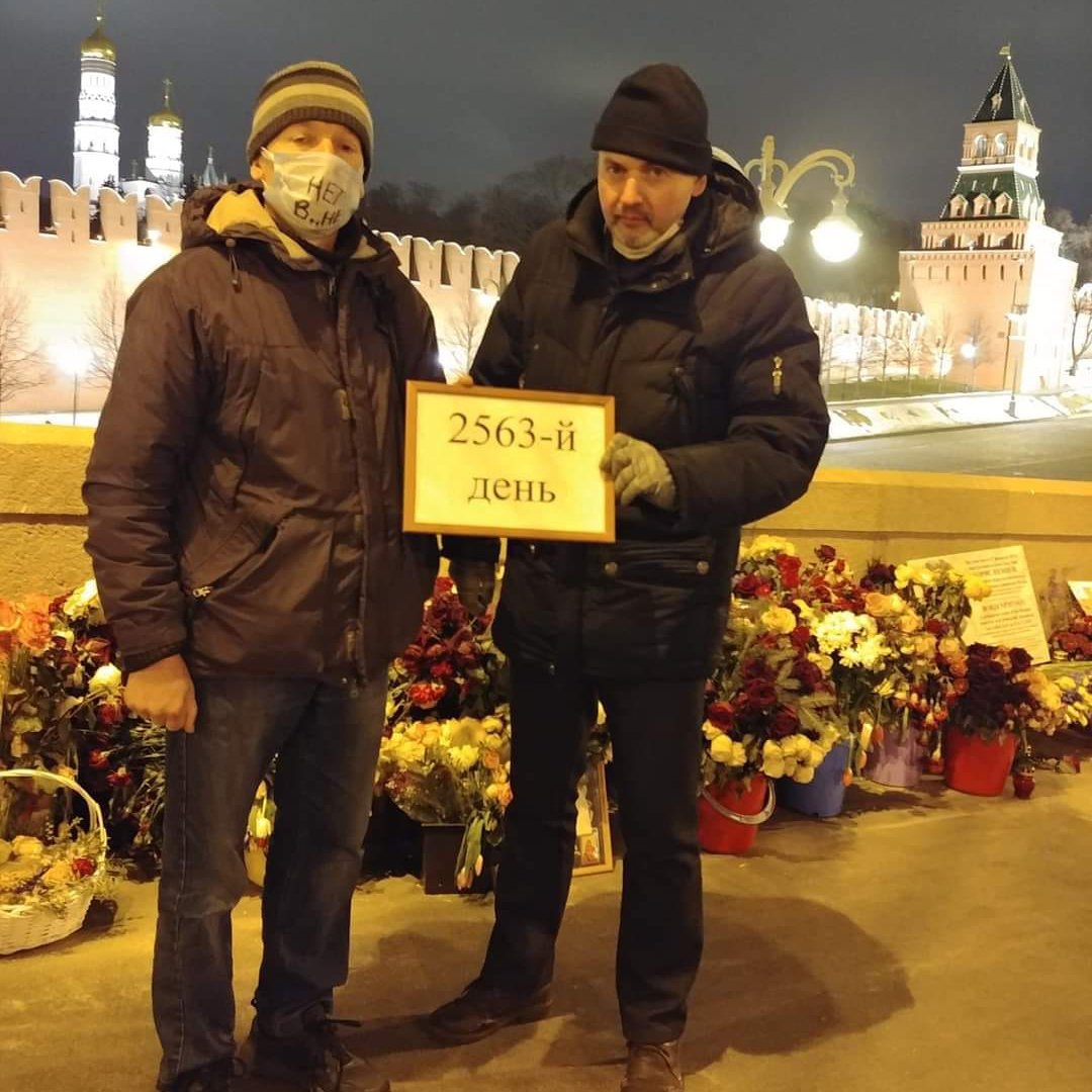 Евгений Мищенко дежурит на мосту, 2022 год. Фото с личной страницы в Facebook