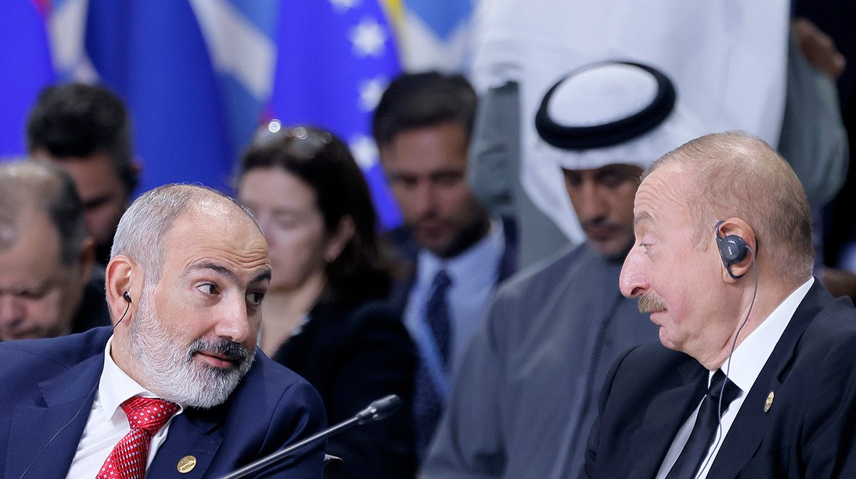 Президент Азербайджана Ильхам Алиев и премьер-министр Армении Никол Пашинян на пленарном заседании саммита БРИКС в Казани, Россия, 24 октября 2024 года. Фото: Максим Шеметов / EPA