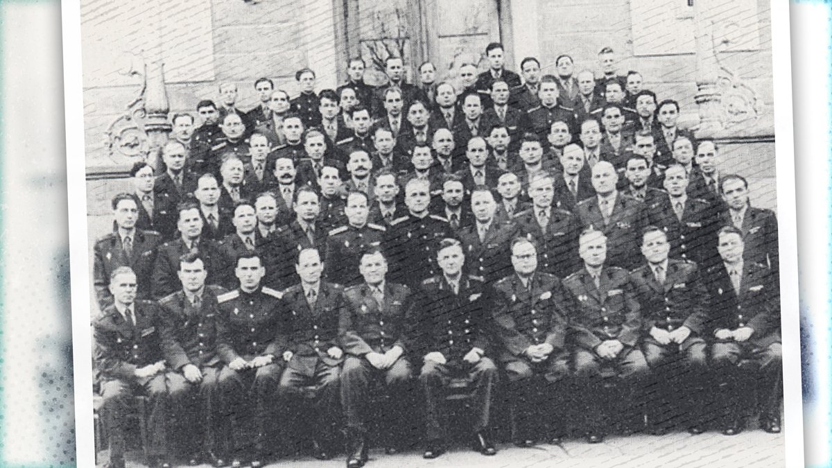 Выпускной класс Артиллерийской инженерной академии имени Дзержинского; Олег Пеньковский — третий справа в первом ряду, приблизительно 1960 год. Снимок из брошюры «Анализ ЦРУ сил Варшавского договора: Важность тайных сообщений». Фото: Central Intelligence Agency / Flickr