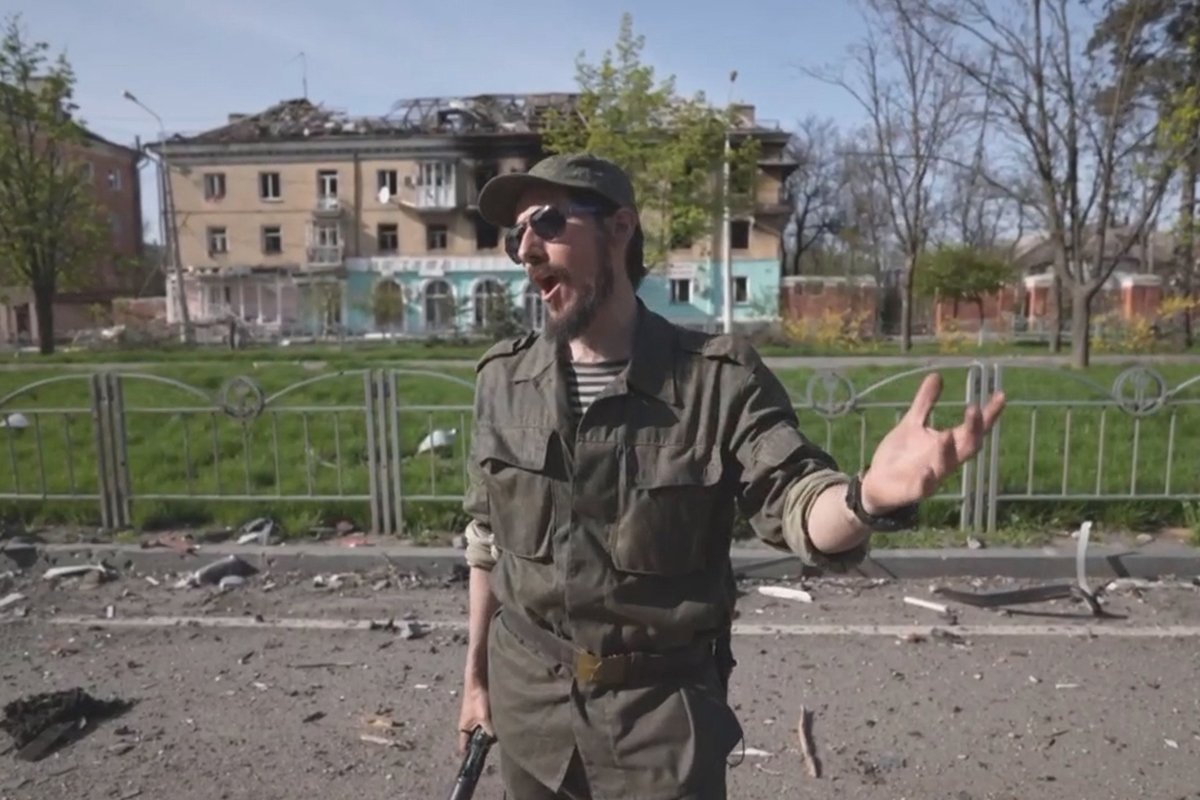 Франсуа Мод Д’Эме поёт на улице разрушенного Мариуполя. Кадр из фильма «Театр военных действий». Источник: RT:Doc / Telegram