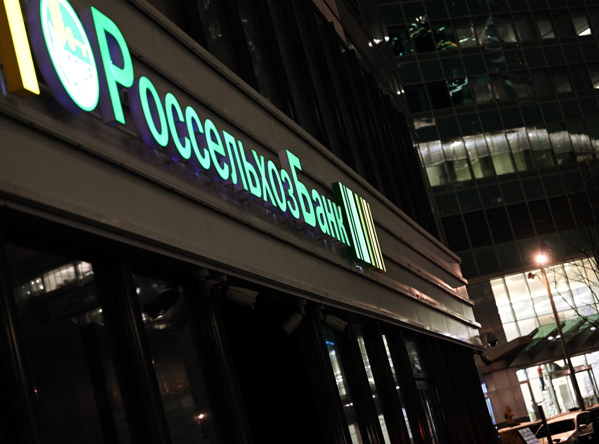 Вывеска на офисе «Россельхозбанка» в Москве, 2021 год. Фото: Сергей Вишневский / Коммерсантъ / Sipa USA / Vida Press