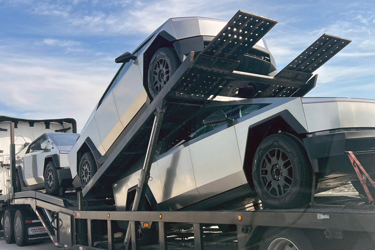 Автовоз с новыми Tesla Cybertruck на шоссе в Хайленде, Калифорния, США, 17 марта 2025 года. Фото: John G. Mabanglo / EPA
