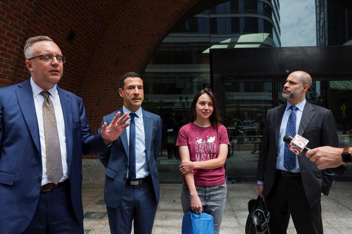 Ксения Петрова со своими адвокатами у здания федерального суда после освобождения под залог, Бостон, США, 12 июня 2025 года. Фото: Leah Willingham / AP Photo / Scanpix / LETA