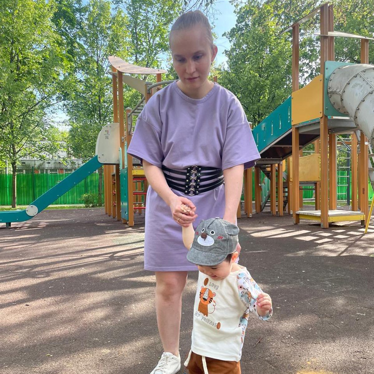 Алена с сыном на детской площадке, лето 2025 года
