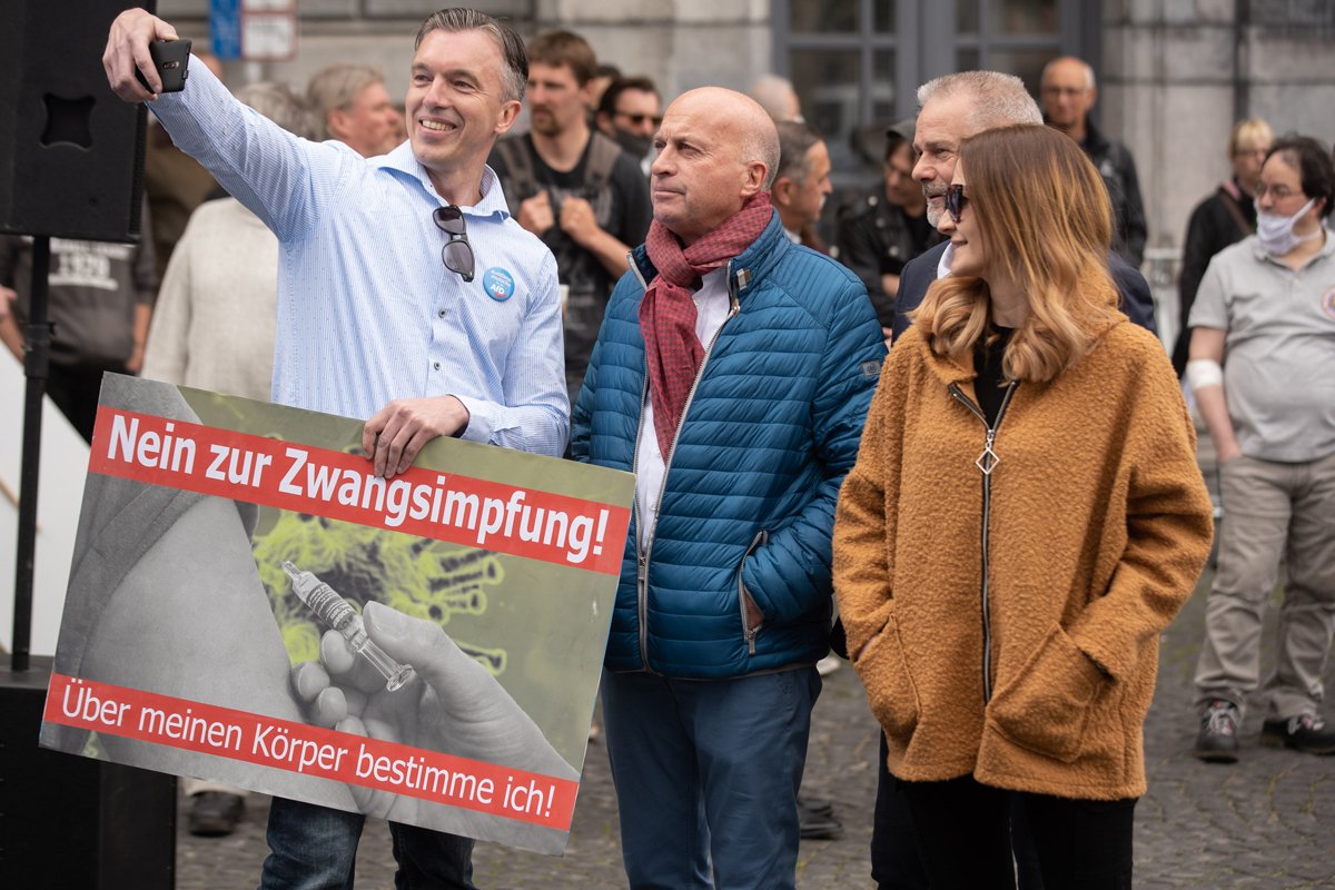 Члены AfD Рюдигер Лукатсен и Евгений Шмидт (слева) делают селфи на митинге против коронавирусных мер, Ахен, 16 мая 2020 года. Фото: Björn Kietzmann / Action Press / Vida Press