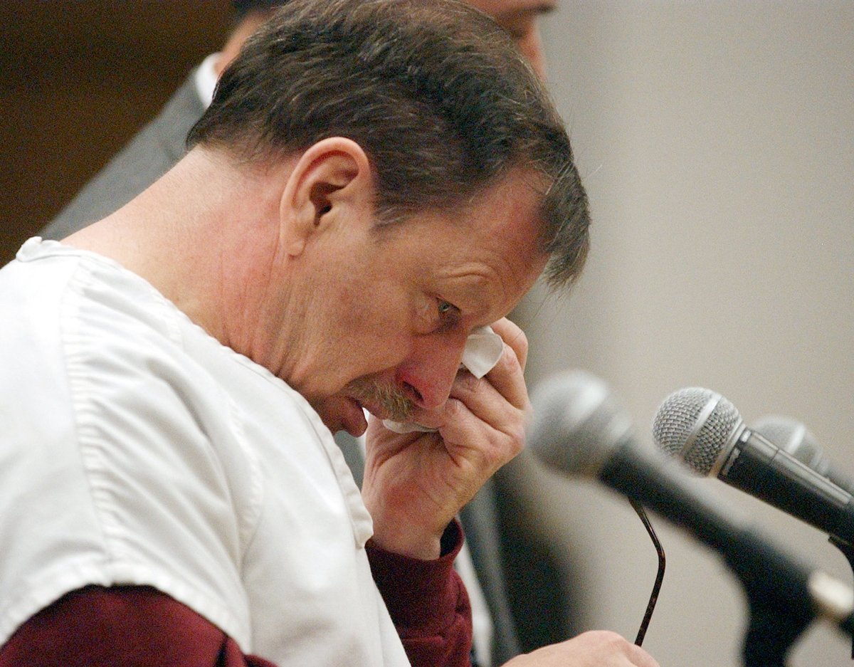 Гэри Риджуэй плачет, зачитывая заявление в суде округа Кинг в Сиэтле, США, 18 декабря 2003 года. Фото: Elaine Thompson / Reuters / Scanpix / LETA