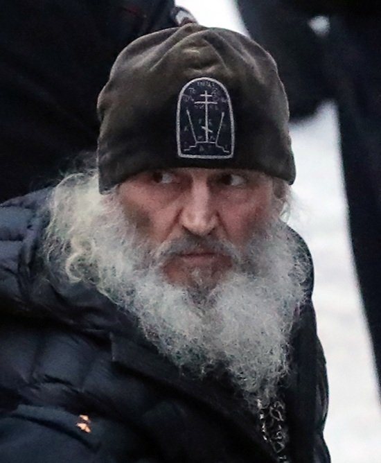 Игумен Сергий (Романов) у здания Басманного районного суда, 29 декабря 2020 года. Фото: Wikimedia Commons