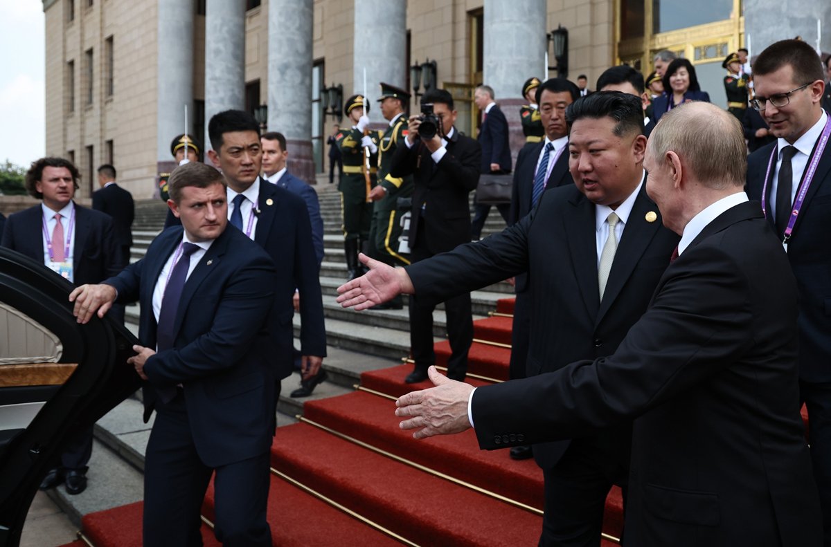 Ким Чен Ын и Владимир Путин во время встречи в Государственной резиденции для иностранных гостей «Дяоютай», Пекин, Китай, 3 сентября 2025 года. Фото: Александр Казаков / Спутник / Kremlin / EPA