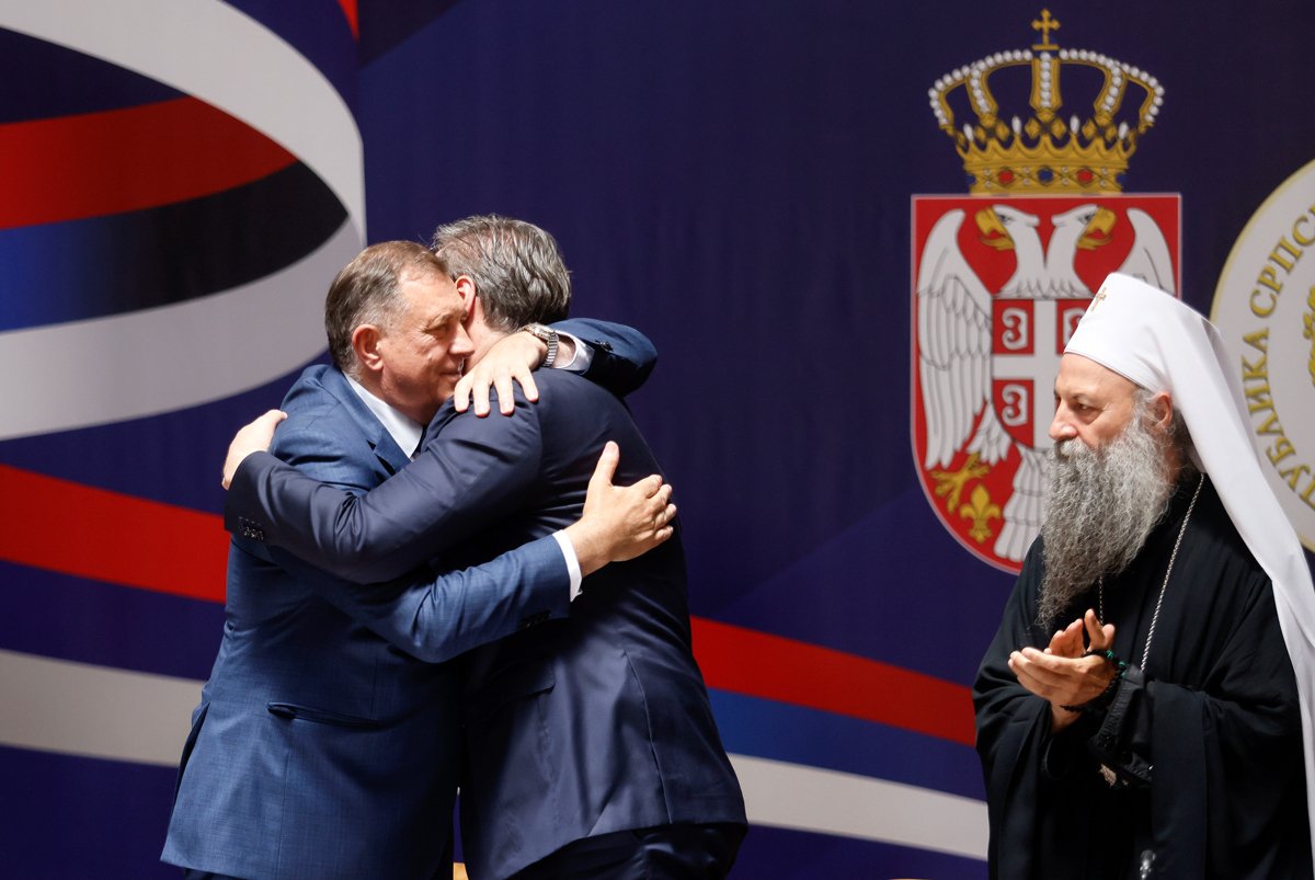 Президент Сербии Александр Вучич и Милорад Додик (слева) обнимаются во время «Всесербского саммита» в Белграде, 8 июня 2024 года. Фото: Marko Djoković / EPA