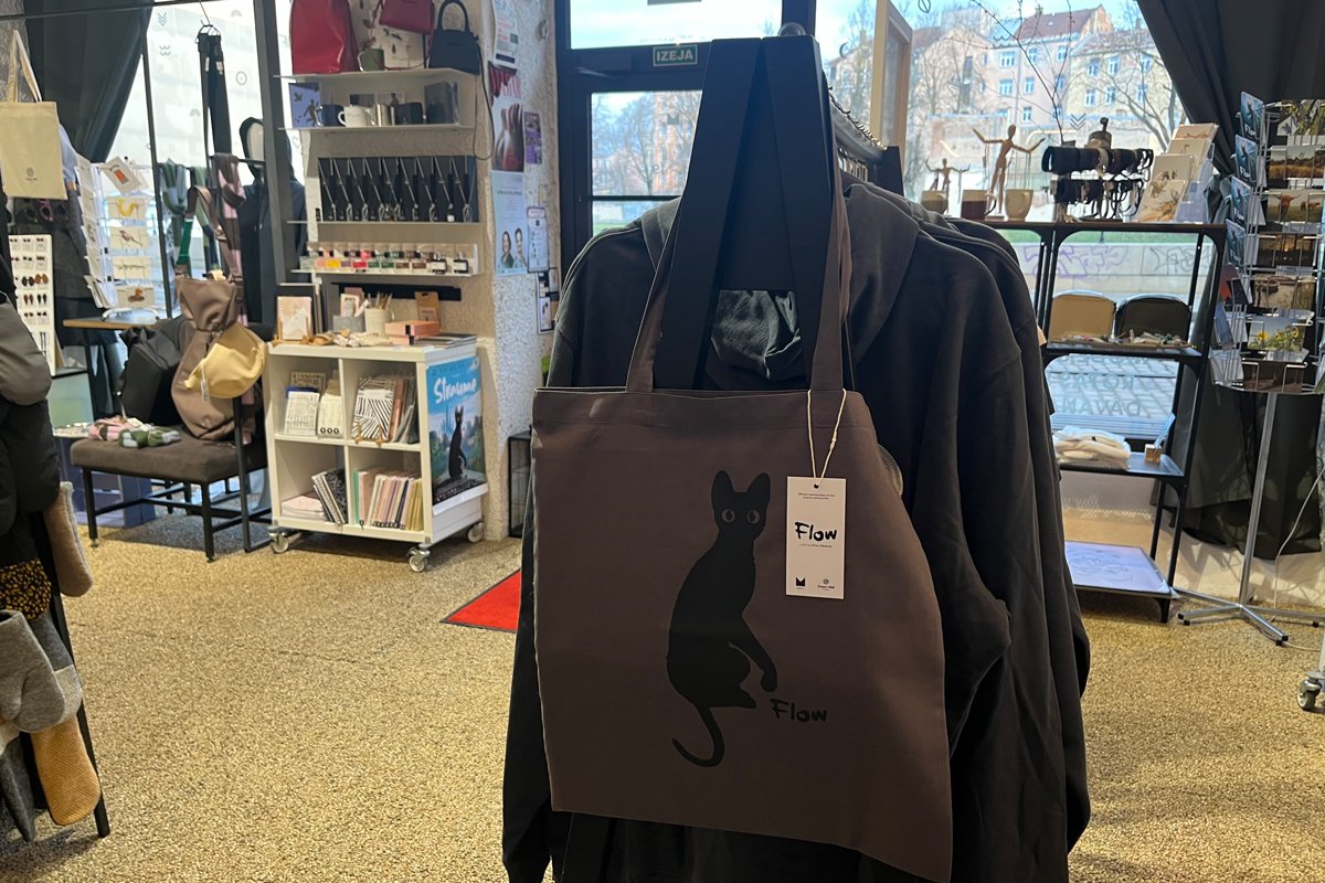 Мерч в магазине M50.lv на улице Миера. Фото: «Новая-Европа»