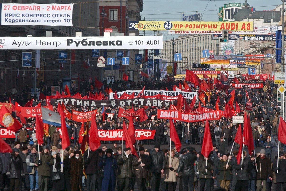 Общий вид на демонстрацию коммунистов по случаю бывшего Дня Советской армии в Москве, 23 февраля 2003 года. Фото: Игорь Харитонов / EPA