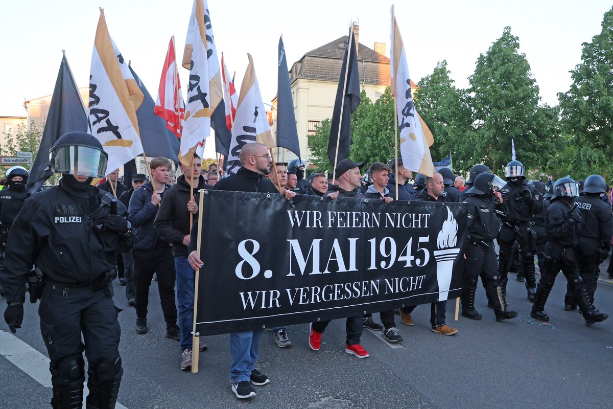 Ультраправые с транспарантом «Мы не празднуем — 8 мая 1945 года — мы не забываем» на марше в Деммине, 8 мая 2024 года. Фото: Bernd Wüstneck / dpa / Scanpix / LETA