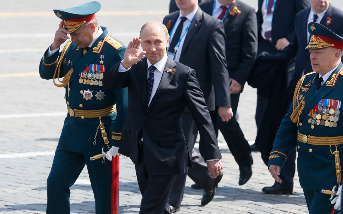 Владимир Путин и Сергей Шойгу проходят по Красной площади после парада Победы в Москве, 9 мая 2015 года. Фото: Сергей Ильницкий / EPA
